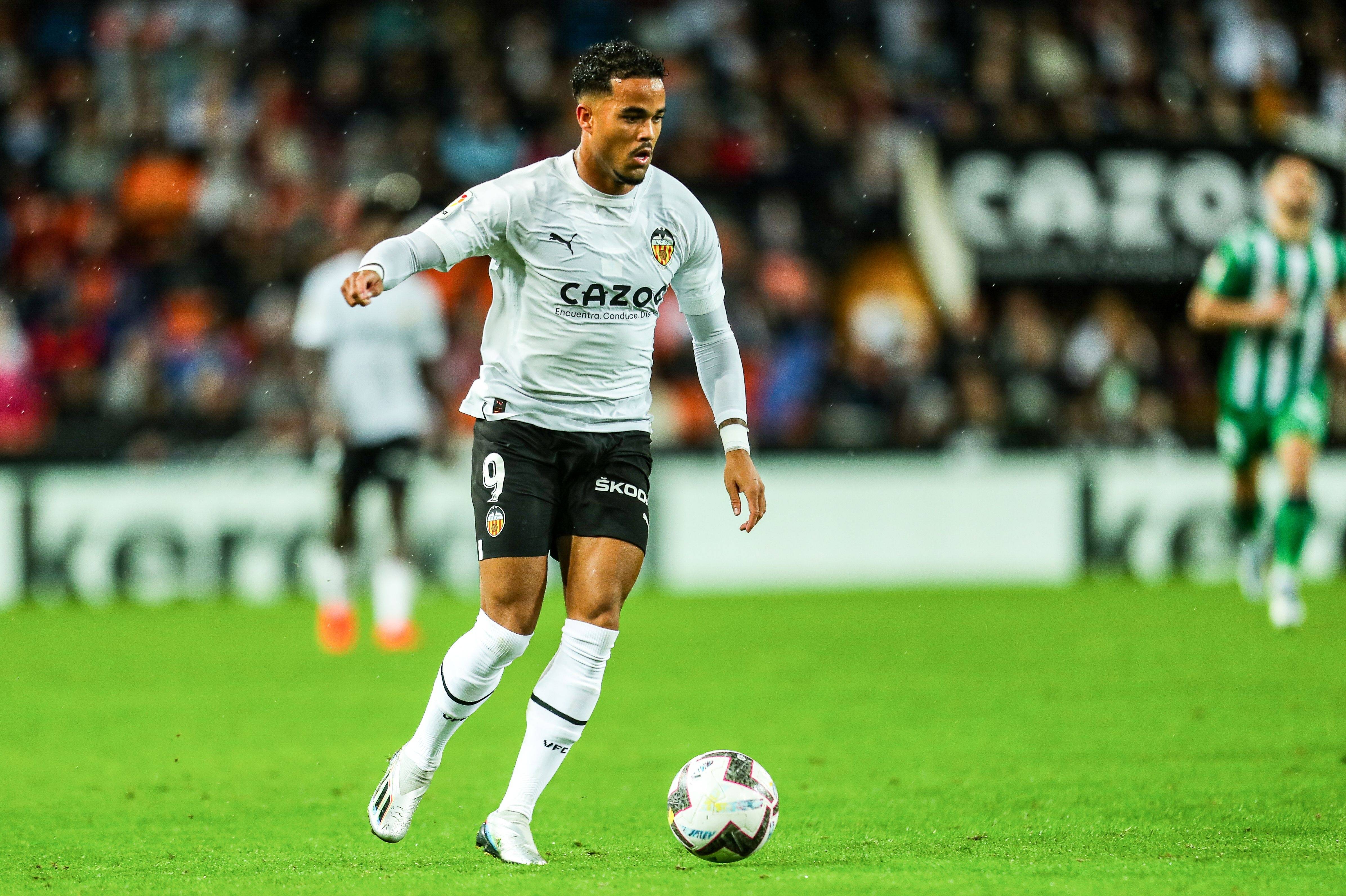 aoa体育官网-巴塞罗那客场不敌皇家贝蒂斯，德洛费乌斯破门的简单介绍