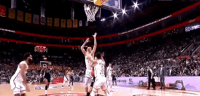 球员受伤被迫离场,比赛暂停的简单介绍 球员受伤被迫离场,比赛暂停的简单介绍