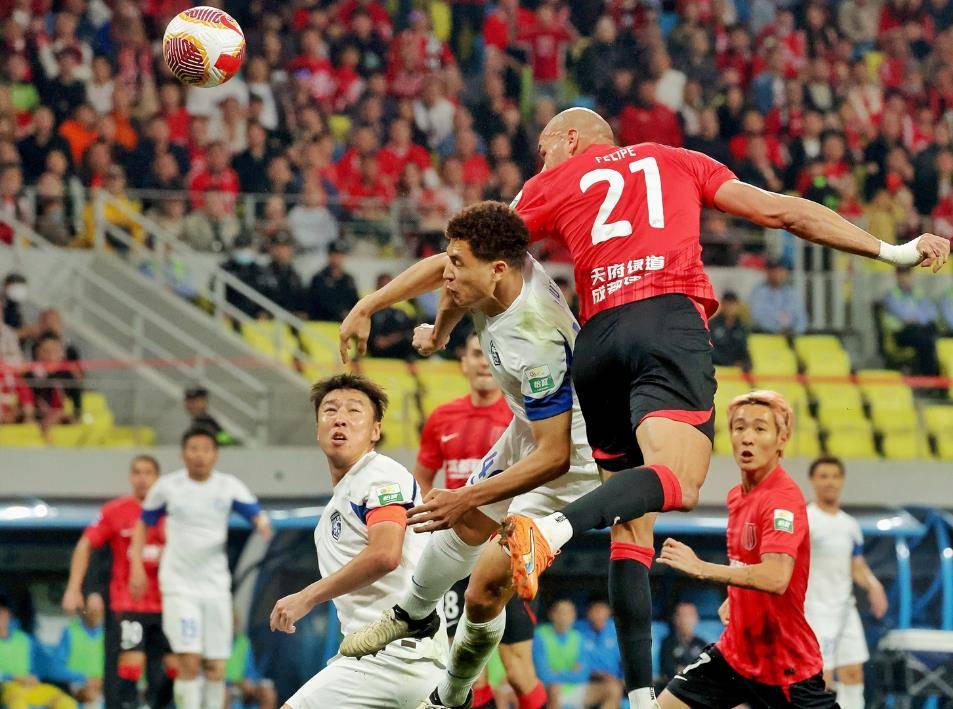 aoa体育新闻-球队新鲜面孔加入训练，球员竞争激烈