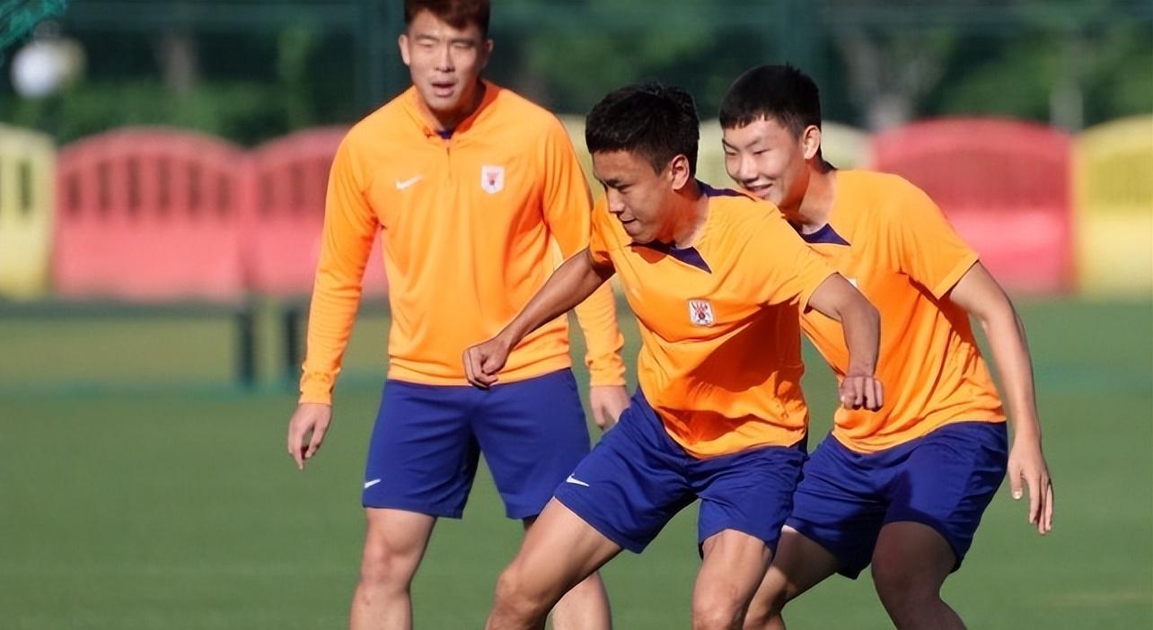 球队新鲜面孔加入训练,球员竞争激烈 球队新鲜面孔加入训练,球员竞争激烈