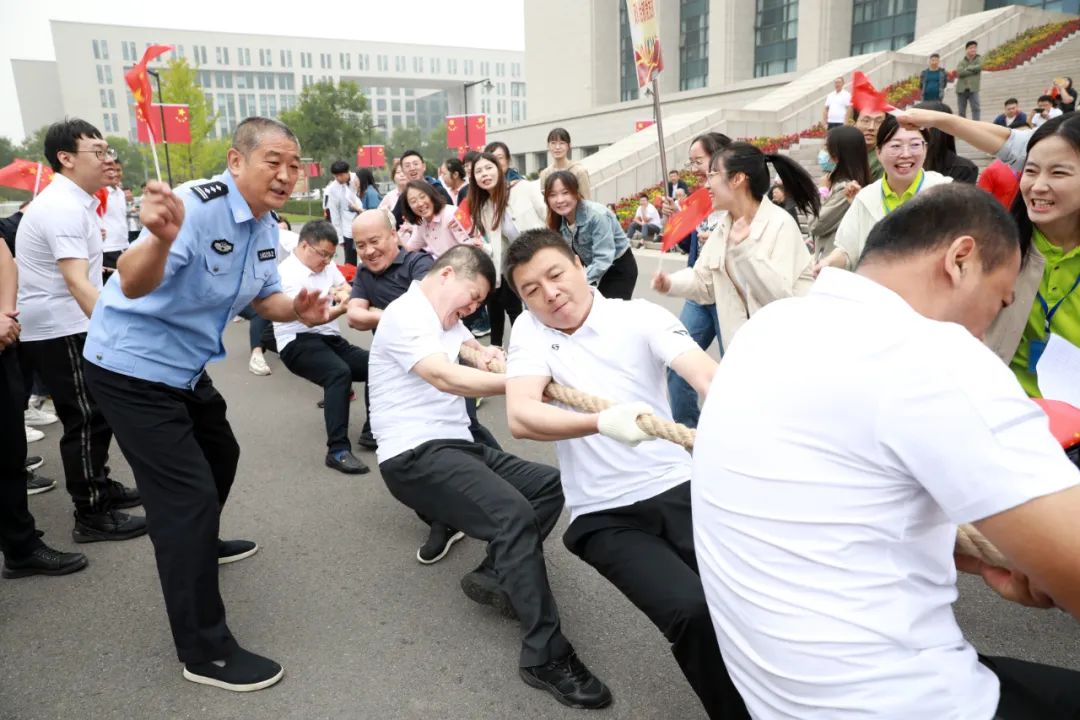 关于激烈角逐！选手们拼尽全力，争夺胜利的信息