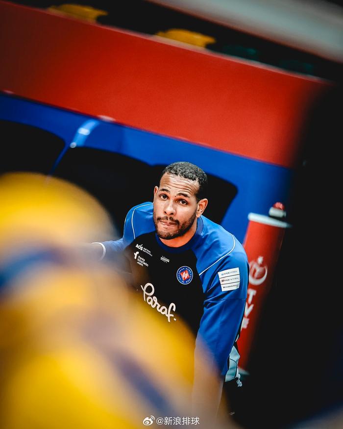 里尔官宣引进巴黎后卫,强化防守提升实力 里尔官宣引进巴黎后卫,强化防守提升实力