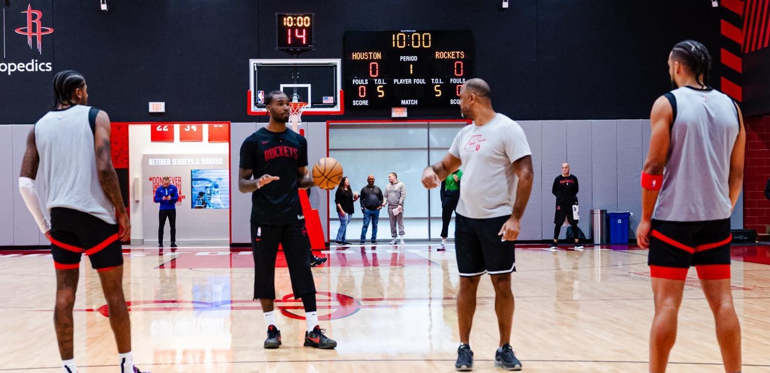 火箭球员接受集体训练,备战季后赛 火箭球员接受集体训练,备战季后赛