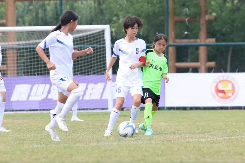 足球赛场上的女队精湛技艺惹人注目 足球赛场上的女队精湛技艺惹人注目