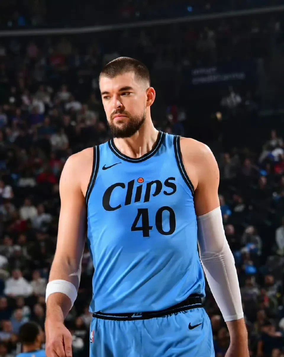 快船惊险取胜马刺,继续保持不败 快船惊险取胜马刺,继续保持不败