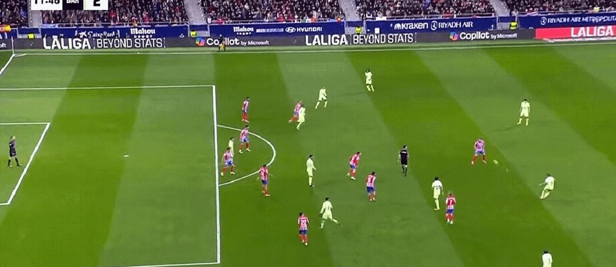 关于足球比赛中偶遇惊险一幕，球迷看得目瞪口呆的信息