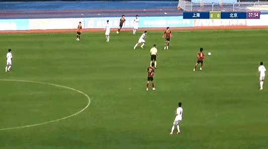 关于足球比赛中偶遇惊险一幕，球迷看得目瞪口呆的信息