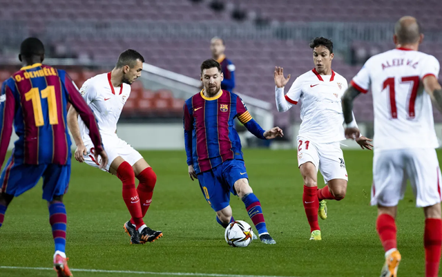 奥萨苏纳艰难战胜对手,成功拿下关键三分 奥萨苏纳艰难战胜对手,成功拿下关键三分