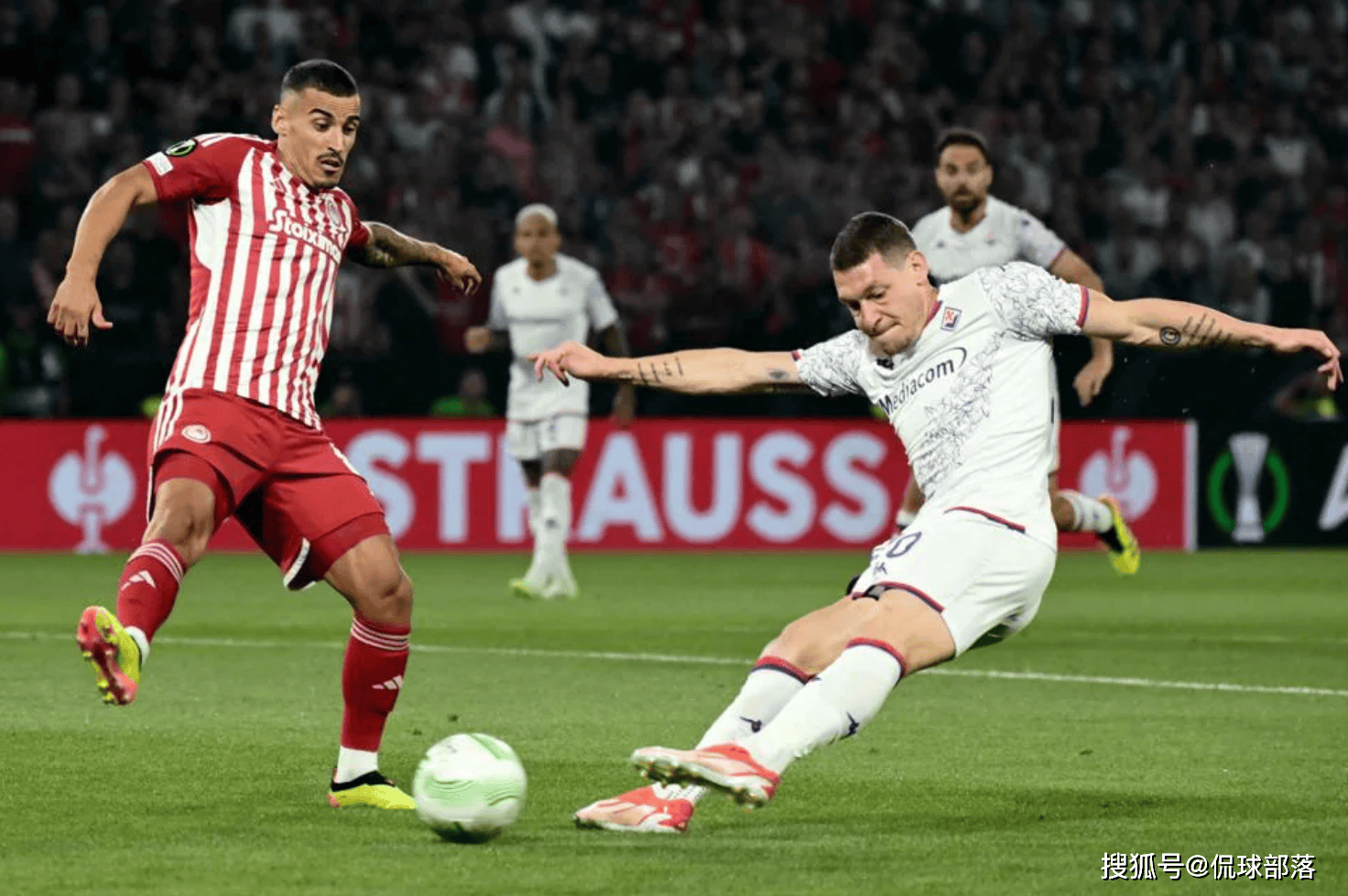 aoa体育娱乐-包含佛罗伦萨前锋连续破门，球队进攻火力十足的词条