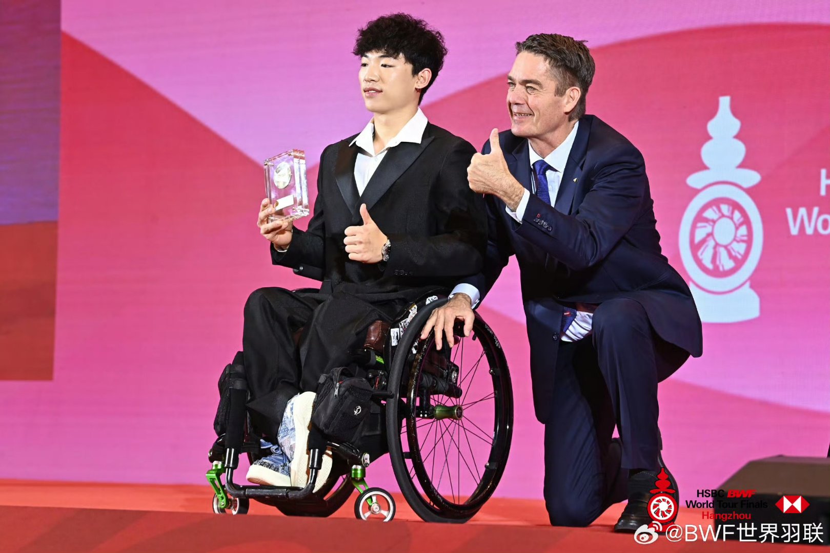 备受关注的比赛:球员们斗志昂扬为荣誉奋战 备受关注的比赛:球员们斗志昂扬为荣誉奋战