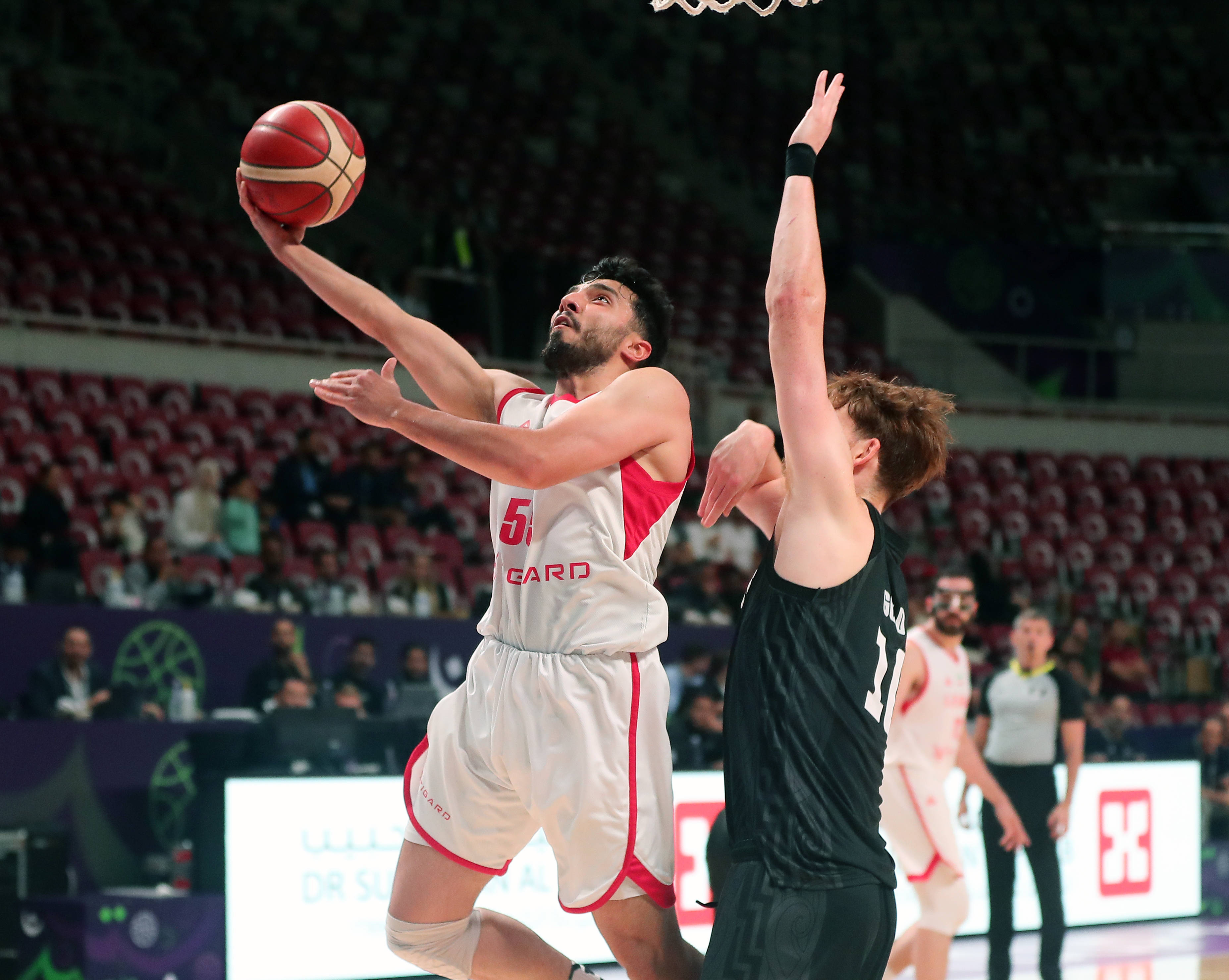 伊朗球队在比赛中展现出强大竞技实力 伊朗球队在比赛中展现出强大竞技实力