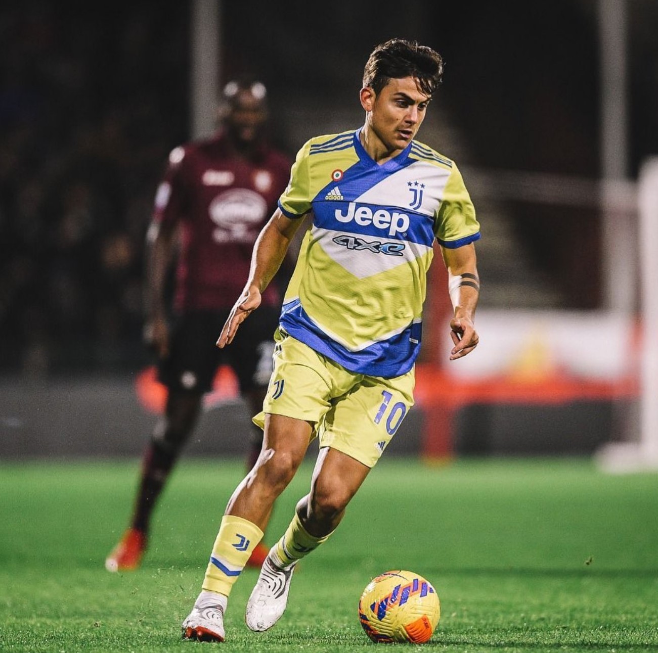 aoa体育直播-约翰斯顿表现抢眼，助攻成功帮助球队取胜