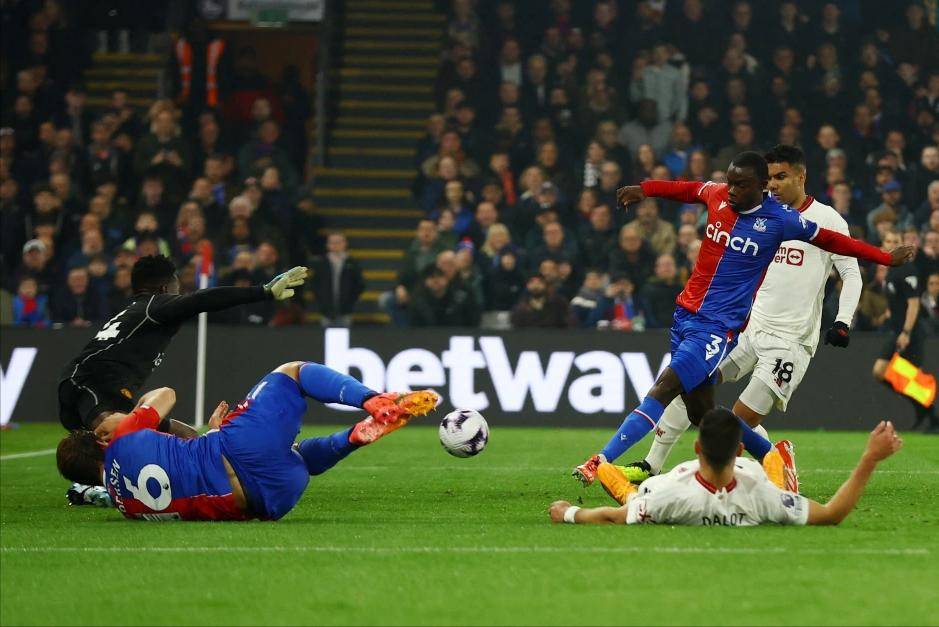 曼联队失误连连,遭遇耻辱性失利 曼联队失误连连,遭遇耻辱性失利