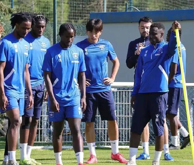 多特蒙德青训小将崭露头角,成为球队新希望 多特蒙德青训小将崭露头角,成为球队新希望